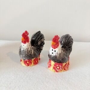Cracker Barrel Rooster Salt Pepper Shakers Farmhouse Ceramic Chicken Set w/Box